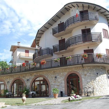 B&B La Tana Dell'Orso Villalago Exterior foto