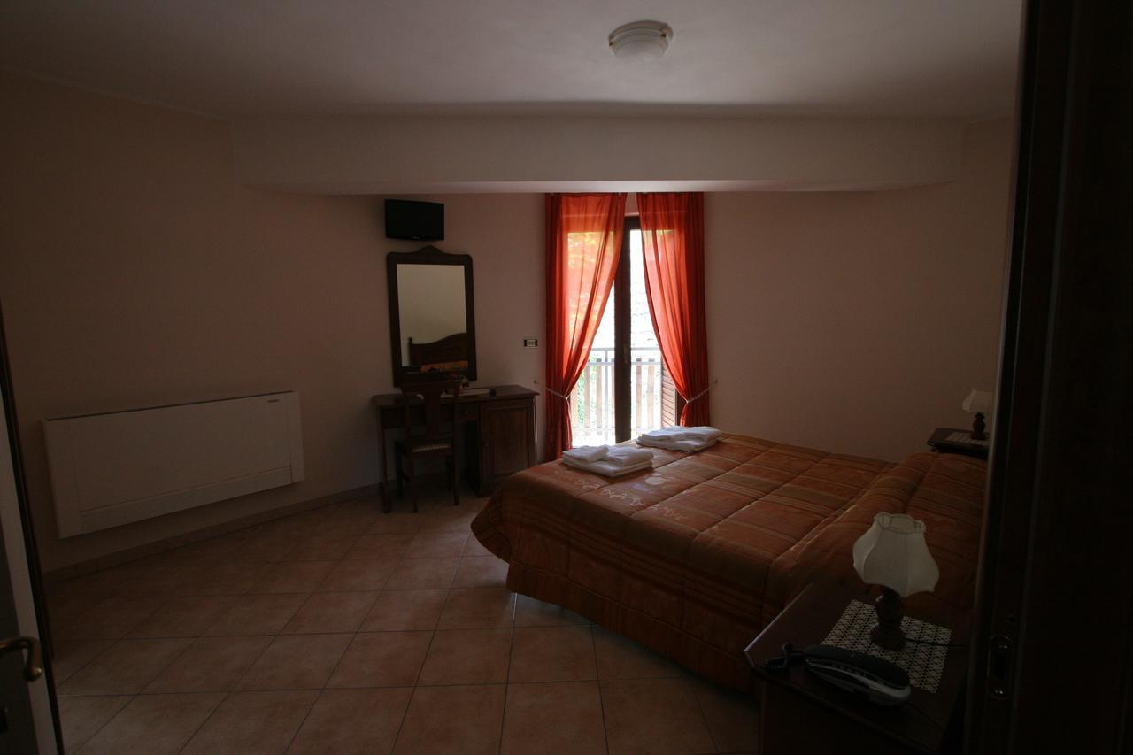 B&B La Tana Dell'Orso Villalago Exterior foto